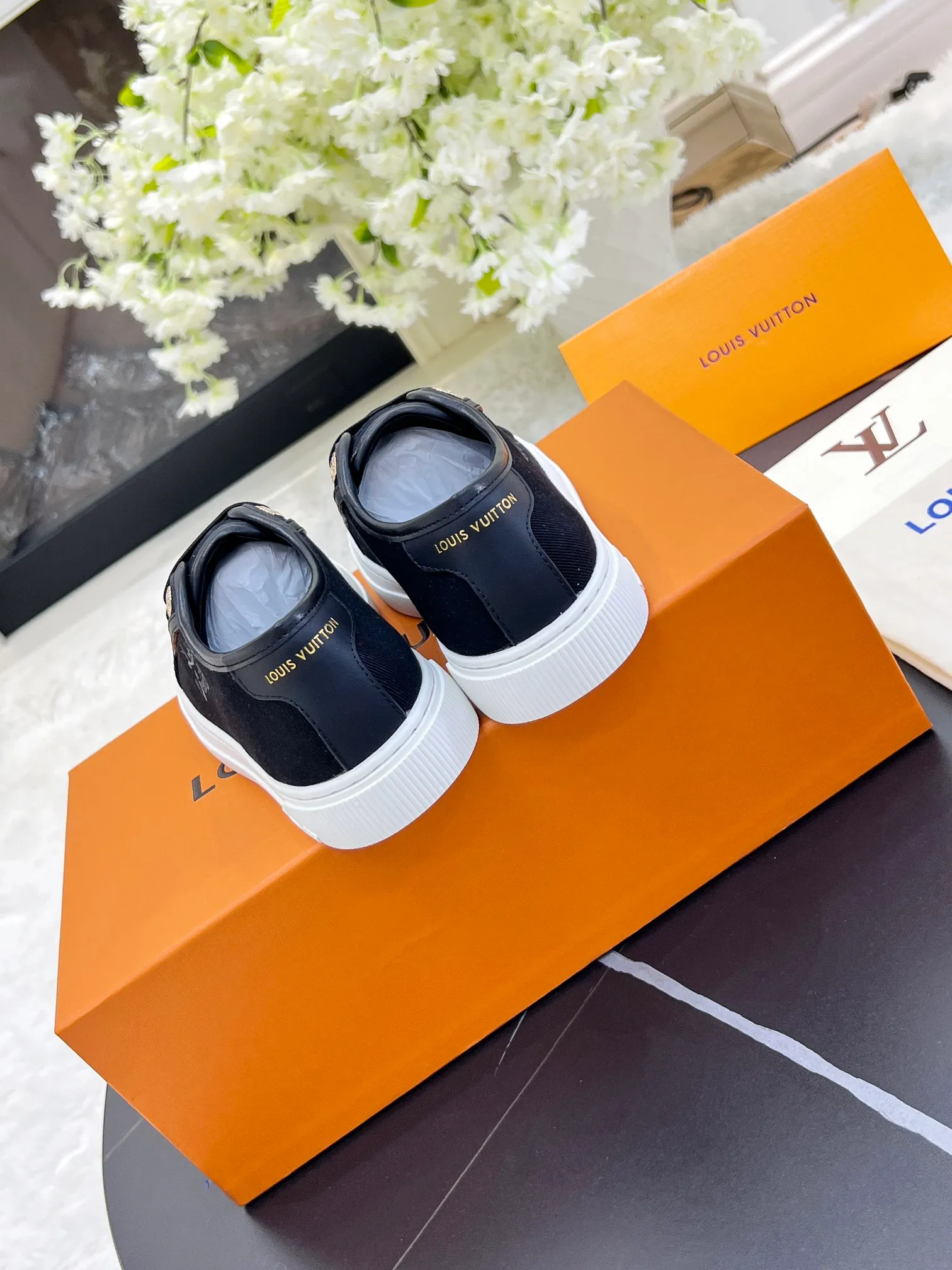 👟👟Ex-factory price 420👟👟 New arrival🆕🆕🆕 This LV Lagoon sneaker is made of lightweight canvas embroidered with the handwritten Louis Vuitton Paris logo. It highlights the casual summer atmosphere with a trendy and simple configuration, and can easily brighten up various looks. Monogram flowers bloom on the soft rubber sole. Code number: 35~41, multiple colors available! Oil edges + TPU outsole + drawer box packaging